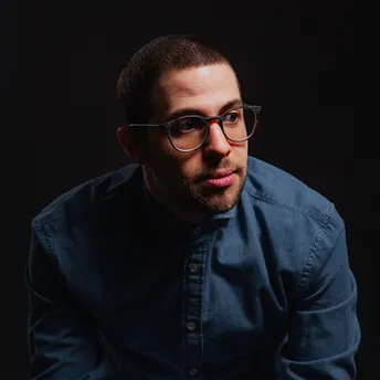 picture of vincenzo, in studio, dark background